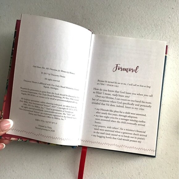 GOD HEARS HER- 365 DAYS DEVOTIONS FOR WOMEN BY WOMEN BY DISCOVERY HOUSE - Picture 3 of 3